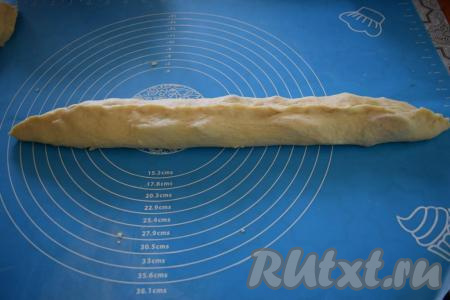 Защипываем тесто над начинкой, формируя трубочку. В результате у нас получатся 4 трубочки с начинкой.