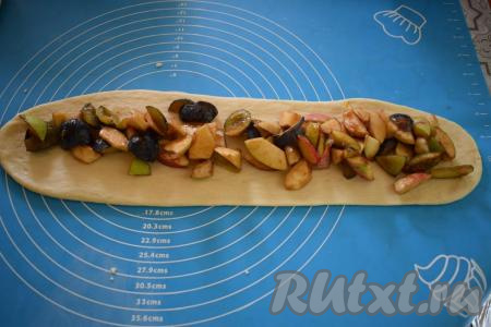 Каждую часть теста раскатываем в длинную полосу шириной 8-10 см и длиной 40 см. На каждую полоску теста кладём 1/4 часть нашей начинки.