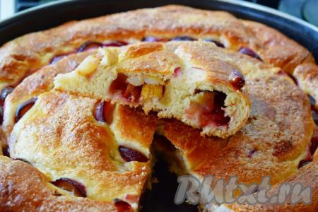 Нарезаем пирог на порционные кусочки и подаём к столу. Сочные яблоки и сливы, аромат ванили, нежное дрожжевое тесто, замешанное на кефире, - ну что может быть вкуснее к летнему чаепитию!