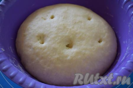 По прошествии времени наше тесто хорошо поднялось и увеличилось в объёме более, чем в два раза. Убираем из него бутончики гвоздики.