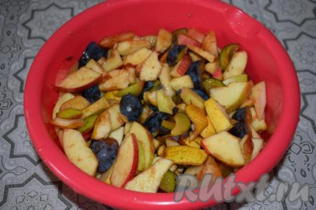 Пока подходит тесто, приготовим начинку для нашего пирога. Яблоки и сливы моем и нарезаем на небольшие кусочки, я добавила в начинку пару груш, но это необязательно. Оставляем начинку в холодильнике, пока она нам не понадобится.