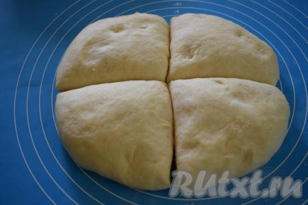 Кладём тесто на стол и делим на 4 равные части.