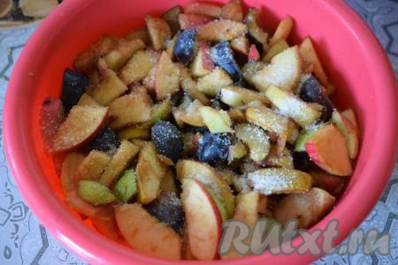 Достаём нарезанные яблоки и сливы из холодильника, добавляем сахар и ванильный сахар, перемешиваем и наша начинка для пирога готова.