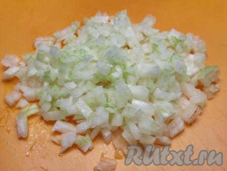 Очищенную луковицу нарезаемна мелкие кубики (или пропускаем через мясорубку).