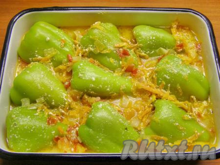 Заливаем сметанным соусом, накрываем крышкой (или фольгой) и ставим в разогретую до 180 градусов духовку на 40 минут.