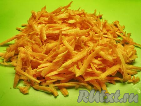 Приготовим сметанный соус, для этого очищаем лук и морковь. Натираем морковку на крупной тёрке.