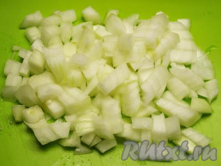 Нарезаем на кубики среднего размера луковицу.