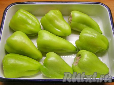 Перец, фаршированный мясом и рисом, выкладываем в форму для запекания.