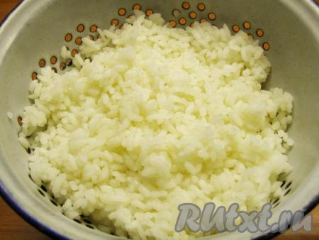 Приготовим начинку для перца. Рис выкладываем в кипящую подсоленную воду и отвариваем до полуготовности (в течение минут 10 - зёрнышки внутри должны быть твёрдыми). Оставшуюся воду сливаем через дуршлаг, оставляем рис немного остыть.