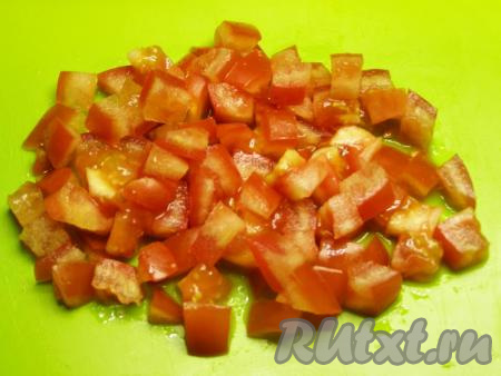 Также&nbsp;кубиками нарезаем помидор.