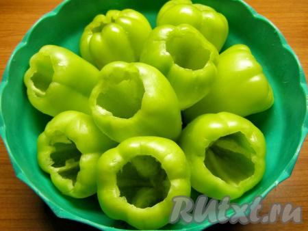 Перец хорошо моем, аккуратно вырезаем плодоножку с семенами и ещё раз споласкиваем под водой, чтобы удалить оставшиеся семена.