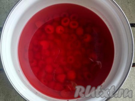 Залить ягоды 2 литрами воды, поставить на огонь и довести до кипения, а затем варить на медленном огне 2-3 минуты. Остудить получившийся отвар.