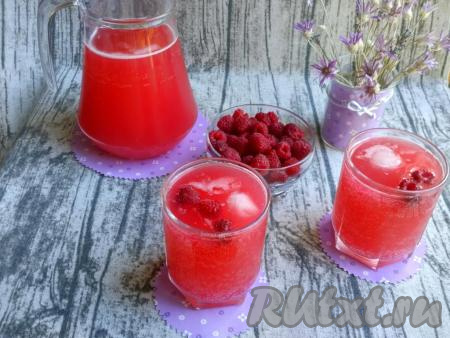 Подать малиновый квас со льдом и ягодами. У напитка кисло-сладкий вкус с газированной структурой и с невероятным ароматом свежей малины. По прошествии нескольких дней плотно закрытый квас в холодильнике может стать сильногазированным, слабоалкогольным напитком, поэтому его следует с осторожностью давать детям.