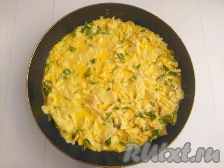 Сковороду нагреть вместе с 30 граммами сливочного масла, равномерно выложить подготовленное «тесто». Накрыть сковороду с ленивой ачмой крышкой и жарить на среднем огне 1-1,5 минуты. Огонь уменьшить до минимума, продолжить готовить около 5-7 минут. Сверху пирог должен быть не влажным.