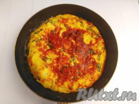 Перевернуть ачму на другую сторону (для этого можно вначале ачму перевернуть целиком со сковороды на тарелку, а затем вернуть на сковороду) и готовить до золотистого цвета под крышкой на небольшом огне.