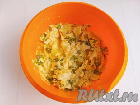 Получившаяся масса для приготовления ленивой ачмы из лаваша с сыром должна напоминать кашицеобразную массу.