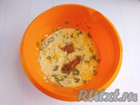 Всыпать соль, хмели-сунели и чёрный молотый перец, добавить пропущенный через пресс чеснок, перемешать.