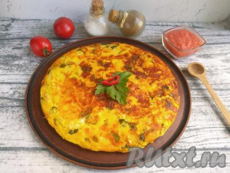 Ленивую ачму, приготовленную из лаваша с сыром, переложить со сковороды на тарелку для подачи, украсить зеленью, при желании, можно дополнить домашней аджикой и свежими овощами. Сытная, вкусная, аппетитная ачма, наверняка, придётся по вкусу вашим родным и близким.