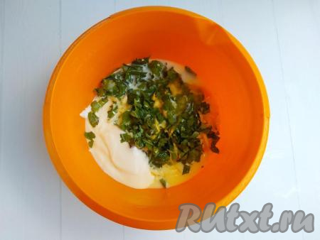 Добавить в миску сметану, яйцо и молоко, слегка взбить массу вилкой.