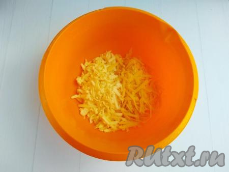 Сыр натереть на крупной тёрке и выложить в достаточно глубокую миску.