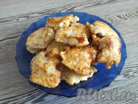 Готовое филе минтая в кляре переложите со сковороды на тарелку.&nbsp;