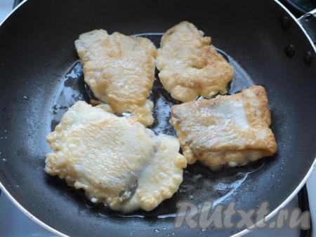 Через указанное время переверните кусочки рыбки на другую сторону, прикройте сковороду крышкой и обжаривайте филе минтая с другой стороны минут 5.