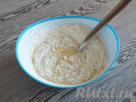 Для приготовления кляра для рыбы смешайте в миске молоко, яйцо, соль по вкусу и муку, тщательно перемешайте (до однородности и исчезновения комочков). Консистенция кляра должна напоминать магазинную сметану.