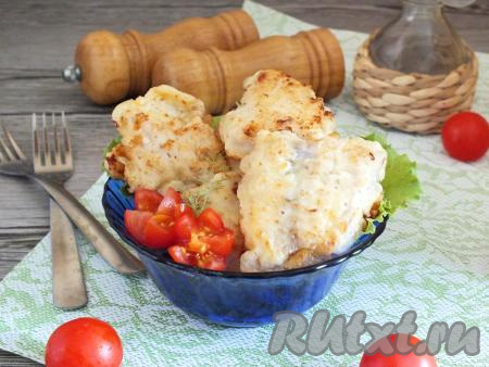 Подавайте блюдо горячим или полностью охлаждённым с овощами или любимым гарниром. Вкусное, сочное филе минтая, приготовленное в кляре на сковороде, понравится многим и внесёт замечательное разнообразие в повседневное меню.