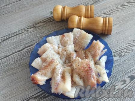 Филе минтая посолите, добавьте молотый чёрный перец по вкусу. Оставьте на время, пока будете делать кляр.