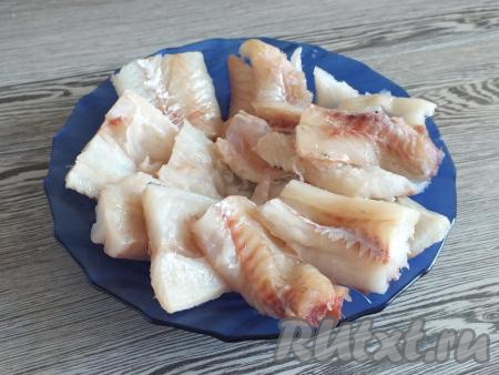 Подготовьте филе минтая. Если вы купили готовое филе, тогда разморозьте его и промокните бумажным полотенцем. Если у вас рыбка целая, то не размораживайте её до конца и с помощью острого ножа разрежьте на две половинки, затем удалите хребтовую кость и мелкие косточки, снимите кожицу. Готовое филе нарежьте на кусочки длиной 6 см.