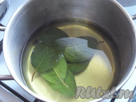 Нагревайте на среднем огне до кипения, затем проварите 2 минуты и снимите с огня. Цвет водичка изменит, она станет слегка зеленоватой.