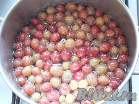 Не снимая с огня, в получившийся сироп добавьте ягоды. Варите, с момента закипания, 15 минут на медленном огне. Не забывайте помешивать!