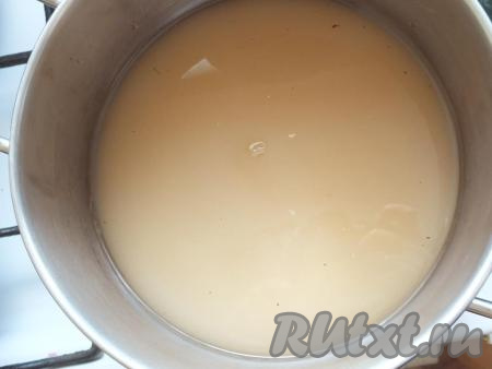 По истечении времени слейте воду в кастрюлю с толстым дном, листочки удалите. Добавьте сахар. Поставьте на медленный огонь. Помешивая, варите до закипания, после проварите в течение&nbsp;5 минут. Важно, чтобы кристаллы сахара полностью растворились.