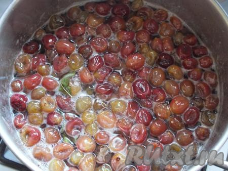 Здесь можно остановиться, извлечь вишнёвые листочки и разлить горячее варенье по простерилизованным сухим баночкам, закрутить прокипячёнными крышками. Если же вы хотите получить более густое царское варенье из крыжовника, тогда снимите с огня, дайте ему постоять 6-8 часов, затем проварите ещё раз в течение&nbsp;15 минут с момента закипания на небольшом огне, а затем горячее варенье разлейте по простерилизованным сухим банкам. Из указанного количества ингредиентов получилось 2 банки объёмом 0,5-литра и 1 баночка объёмом 0,25 литра.