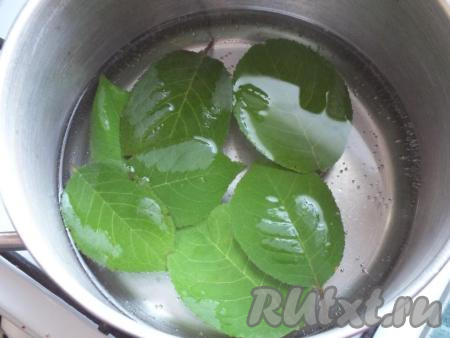 В кастрюлю налейте 3 стакана воды, добавьте 6-8 чистых листьев вишни, поставьте на огонь.