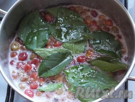 Затем добавьте оставшиеся вишнёвые листья и варите 5 минут с момента закипания. Именно листочки придадут варенью незабываемый аромат.