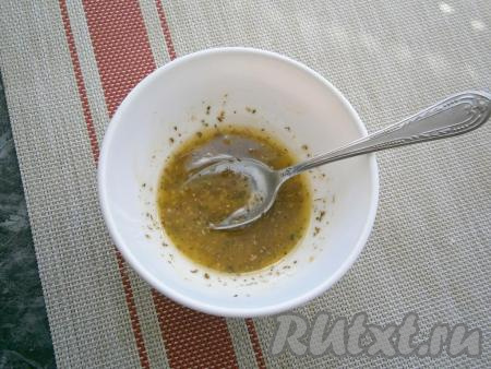 Тщательно перемешать заправку до практически однородного состояния эмульсии.