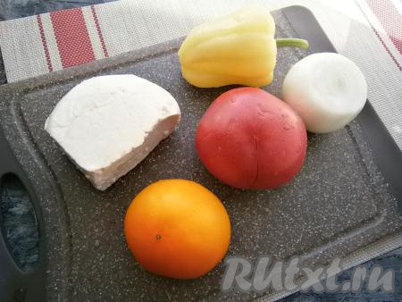 Половинку луковицы очистить. Помидоры вымыть и обсушить, из болгарского перца вынуть семена. 