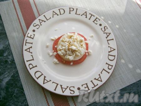 Сулугуни раскрошить, выложить часть раскрошенного сыра на лук (сыр будет&nbsp;падать на тарелку - пусть остаётся). Сыр немного полить заправкой.