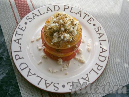 Далее выложить кружочек жёлтого помидора и повторить слои (перец, лук, соль, заправка, сулугуни, заправка), затем выложить кружочек красного помидора, снова повторить слои, выложить кружочек жёлтого помидора, повторить слои. Сверху горкой выложить раскрошенный сулугуни, щедро полить салат заправкой.