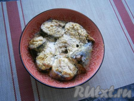 Готовить скумбрию в микроволновке 8 минут при мощности 750 Ватт, после чего оставить её в СВЧ ещё на 5 минут, не открывая дверцу.