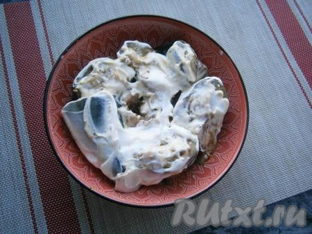 Смазать сверху все кусочки рыбы смесью из сметаны и майонеза.