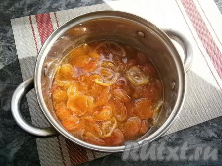 Поставить на огонь и варить абрикосовое варенье с лимоном на медленном огне, помешивая, ещё около 15-20 минут.