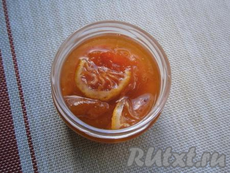 В горячем виде варенье будет жидковатым, когда остынет - хорошо загустеет.