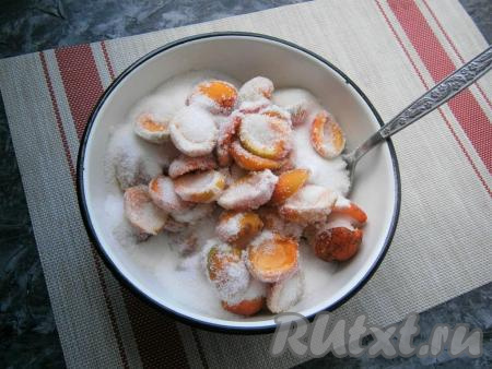 Разделить абрикосы пополам, удалить косточки. Засыпать абрикосы сахаром и оставить их на солнце на 3-4 часа (сочные абрикосы должны пустить сок).