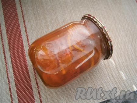 Разложить готовое горячее варенье по простерилизованным баночкам, закатать прокипячёнными крышками, перевернуть, а после остывания убрать на хранение в прохладное место.