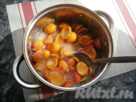 Далее поставить кастрюлю с абрикосами на средний огонь и довести до кипения (если сока выделяется немного, добавить 20 мл воды).