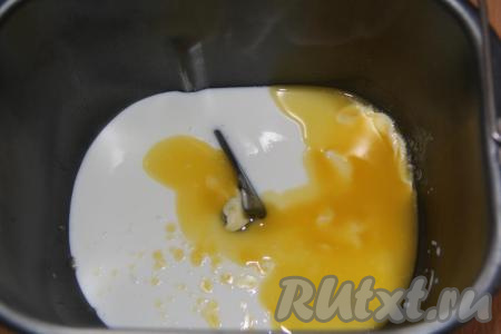 Кефир комнатной температуры влить в ведёрко хлеюопечки, добавить растопленное не горячее сливочное масло (его можно заменить на растительное масло).&nbsp;