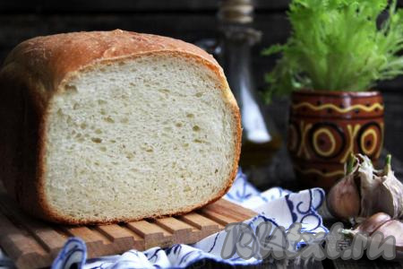 Хлебушек полностью остудить, а затем нарезать на кусочки и подать к столу. Белый хлеб, приготовленный на кефире в хлебопечке, получается очень вкусным, с нежнейшим мякишем, поэтому он несомненно понравится многим!