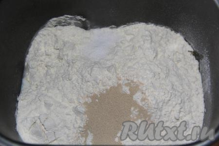 Затем всыпать муку, дрожжи и соль, крышку хлебопечки закрыть.